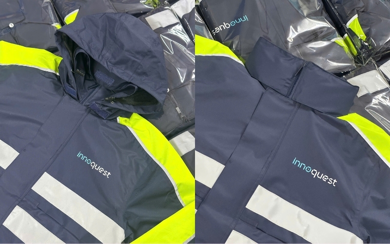 Áo khoác đồng phục Innoquest có nón trùm đầu có thể gấp gọn để trở thành cổ áo