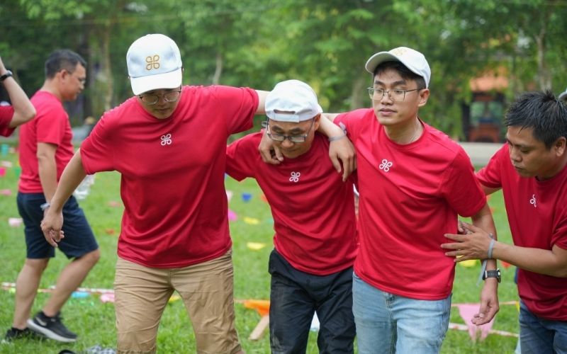 Thiết kế chú trọng vào sự thoải mái và linh hoạt, với form áo thể thao ôm nhẹ