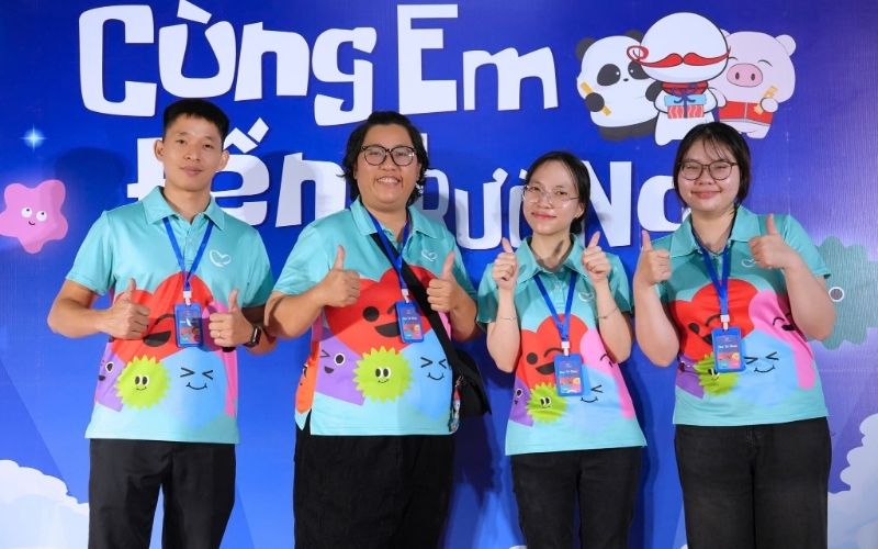 Áo polo xanh dương thể hiện sự chuyên nghiệp và thân thiện