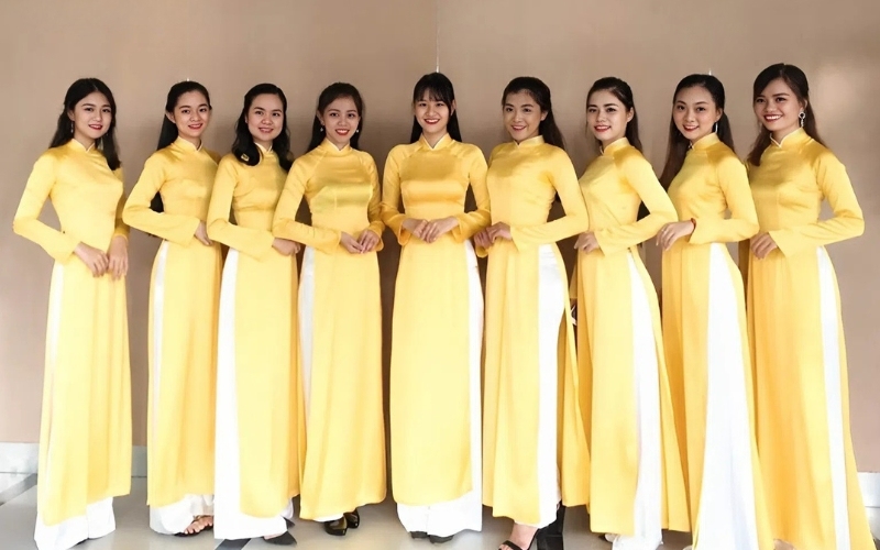 Áo dài lụa màu trơn mang lại vẻ ngoài sang trọng cho người mặc