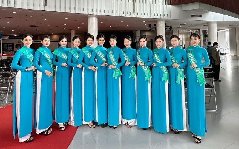 Áo dài truyền thống là một trong các mẫu áo dài công sở mang vẻ đẹp trang trọng và kín đáo