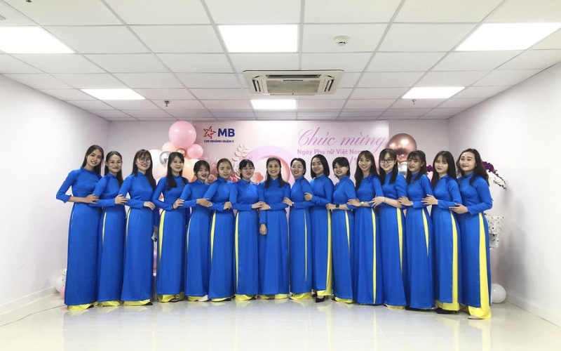 Bạn nên chọn các mẫu áo dài công sở màu trơn để giữ vẻ thanh lịch và trang nhã