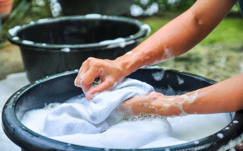 Bạn nên giặt áo chiffon công sở nhẹ nhàng bằng tay