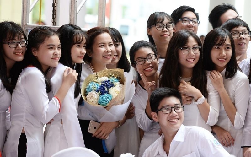 Hình ảnh cả tập thể cùng thầy cô trong một màu áo chung