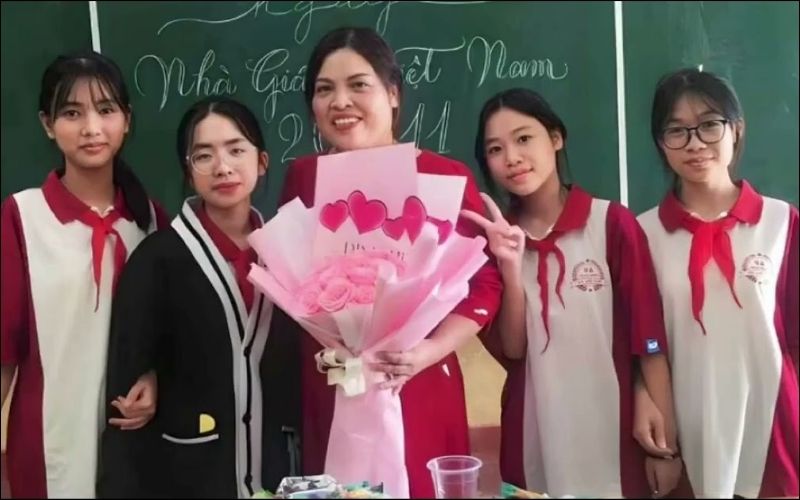 Kiểu dáng áo polo phù hợp cho cả lớp khi chúc cô 20 11