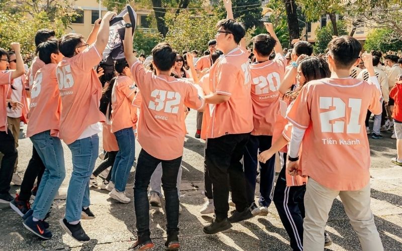 Bạn nên chọn áo có thiết kế hướng đến sự tối giản và thanh lịch