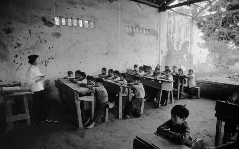 Một hình ảnh đen trắng của cả lớp ngày xưa cũng là một ý tưởng tuyệt vời