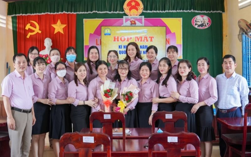 Kiểu áo này phù hợp cho các buổi họp lớp thân mật hoặc dã ngoại