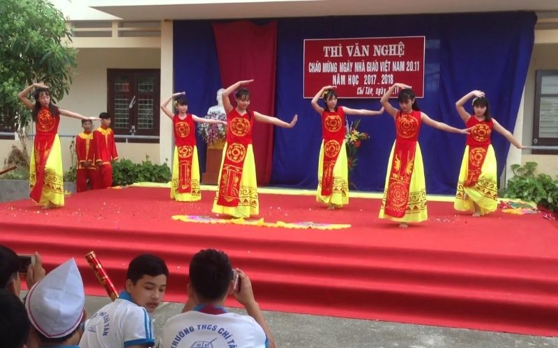 Chiếc áo đồng phục sự kiện được thiết kế riêng chính là món quà phù hợp