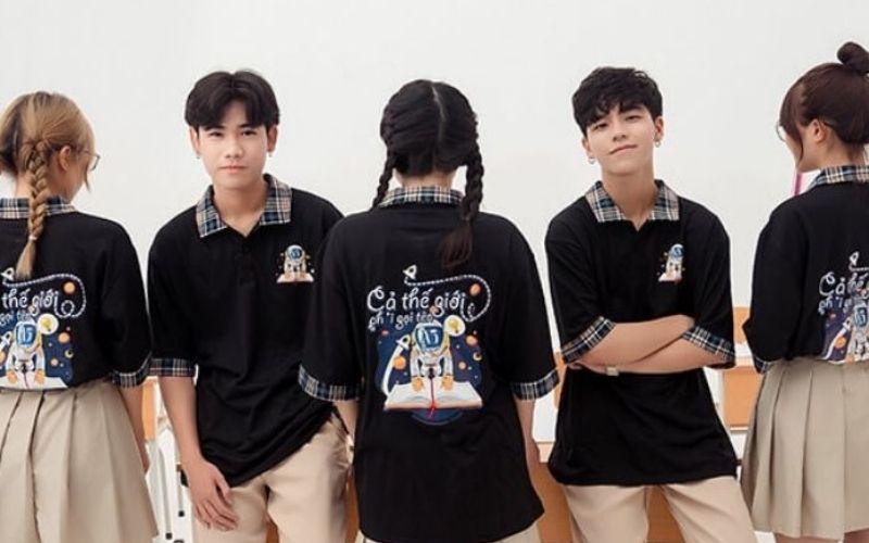 Một chiếc áo polo đồng phục in chữ ký của cả lớp thể hiện sự hiện diện