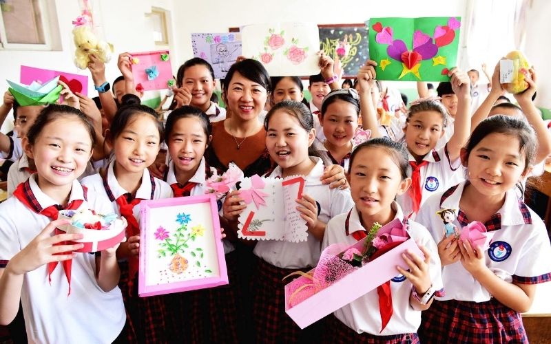 Bạn nên chọn món quà gợi nhắc về kỷ niệm đặc biệt của thầy và trò