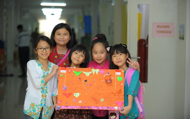 Bạn nên cùng nhóm bạn tặng cho thầy 1 món quà chung