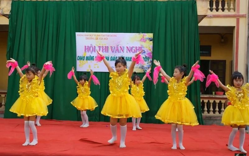 Bạn có thể tổ chức sự kiện múa hát để chúc mừng thầy cô