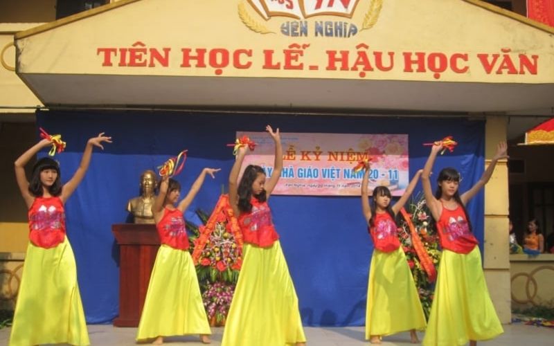 Nhiều lớp tổ chức các hoạt động như làm báo tường, thi văn nghệ