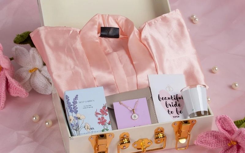 Combo này có thể bao gồm áo và những món phụ kiện tặng cô