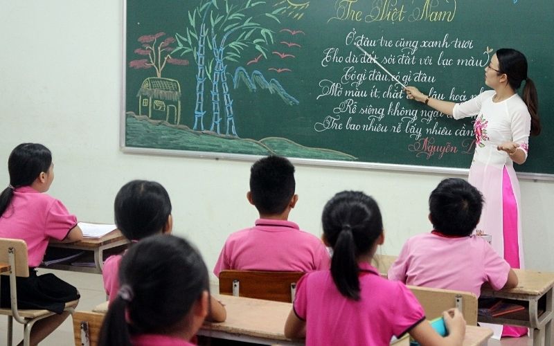 Hình ảnh cô và bảng giúp cô lưu giữ kĩ niệm