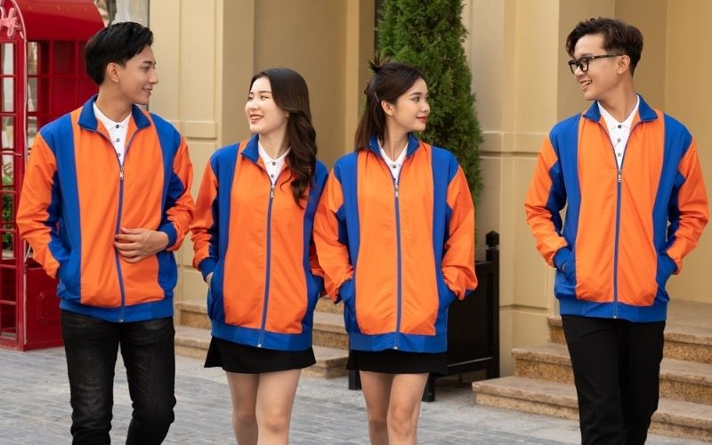 Chiếc áo khoác đồng phục tốt giúp nhân viên khỏi nắng