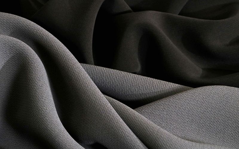 Bạn nên ưu tiên vải cao cấp khi đặt may áo khoác theo yêu cầu