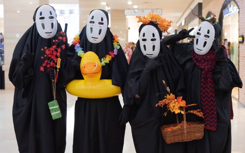 Bạn có thể chọn đồng phục halloween cho cả nhóm theo một chủ đề sẽ tạo nên sự gắn kết