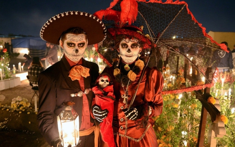 Tục lệ hóa trang thành ma quỷ trong ngày halloween nhằm hòa lẫn với các linh hồn