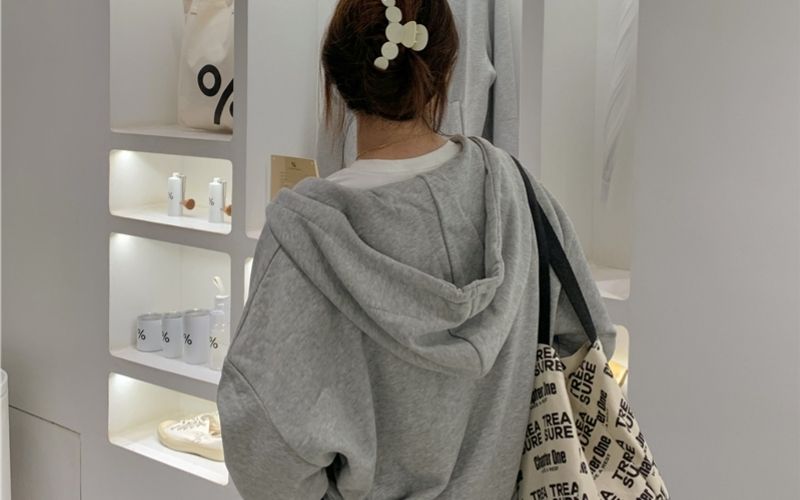 Một chiếc hoodie mỏng là lựa chọn quần áo mùa đông TPHCM hoàn hảo