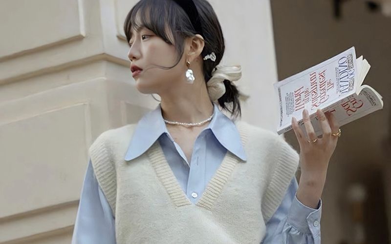 Lớp cổ áo sơ mi được để lộ ra ngoài tạo nên một điểm nhấn tinh tế