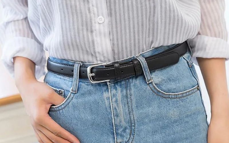 Một chiếc thắt lưng bản nhỏ hoặc vừa sẽ là điểm nhấn cho bạn