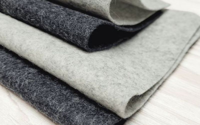 Chất liệu dạ mang lại vẻ ngoài sang trọng, là một gợi ý tuyệt cho bạn