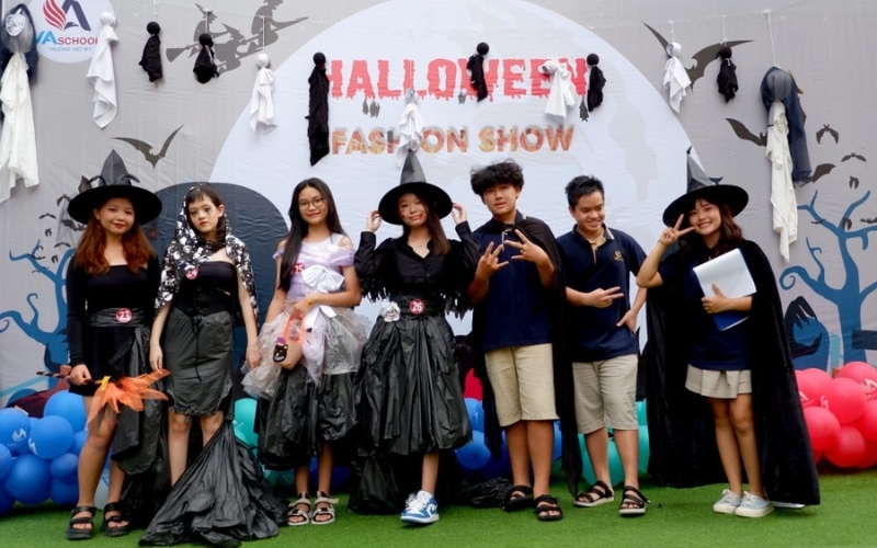 Việc tự làm bộ đồ halloween giúp tiết kiệm chi phí và đảm bảo không đụng hàng