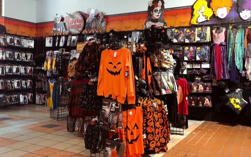 Nếu bạn ưu tiên sự tiện lợi và nhanh chóng thì có thể mua đồ halloween may sẵn tại cửa hàng