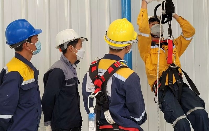 Bạn nên đánh giá công việc của công nhân khi chọn áo bảo hộ