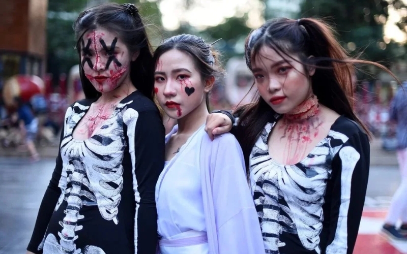 Nhóm cô gái hóa trang halloween với lớp trang điểm kinh dị đầy ấn tượng