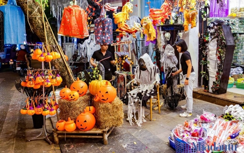 Việc chuẩn bị vật dụng trang trí là không thể thiếu trong dịp lễ halloween