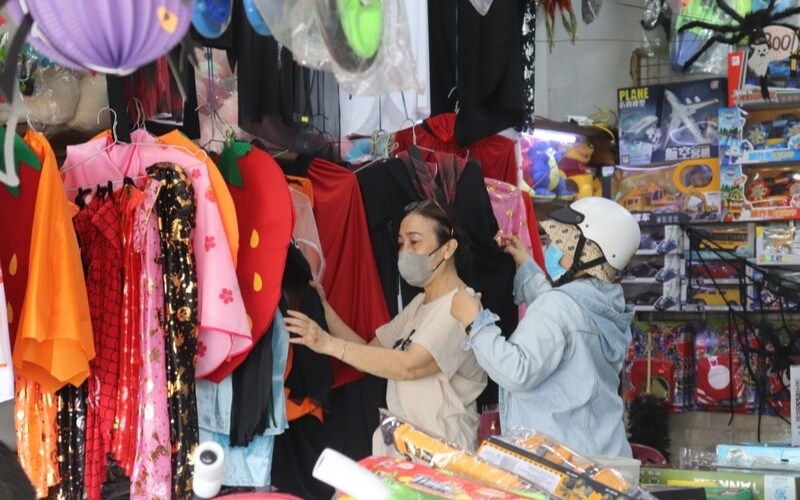 Bạn nên chọn cửa hàng có nhiều lựa chọn về mẫu mã trang phục halloween cho bé