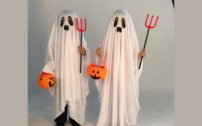 Đồ con ma từ vải trắng là ý tưởng trang phục halloween tự làm cho bé rất dễ thực hiện