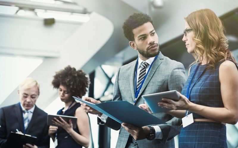 Một thiết kế có quá nhiều chi tiết phức tạp như phối nhiều màu gây rối mắt