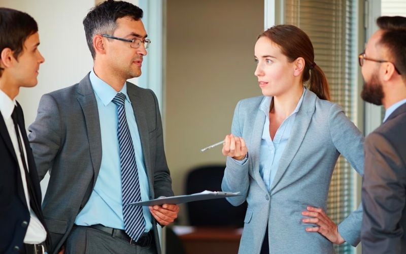 Bạn không nên chọn đồng phục quá dày khi tới mùa hè gây nóng