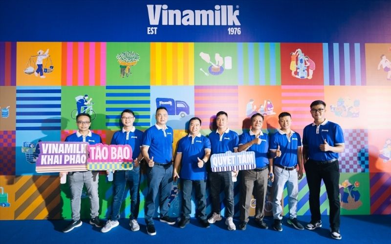 Logo Vinamilk luôn được thêu sắc nét ở vị trí trang trọng trên ngực trái
