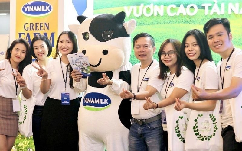 Bạn nên chọn kiểu dáng đồng phục phù hợp với tính chất công việc