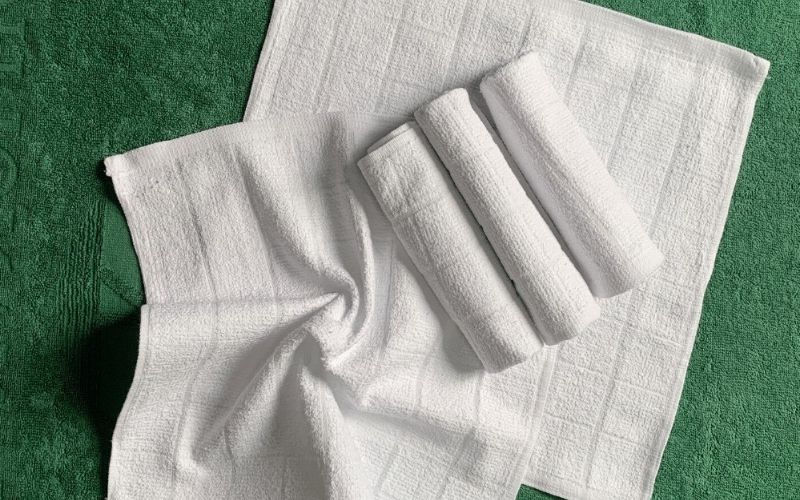 Bạn dùng khăn giấy thấm bớt vết bẩn lỏng tránh làm vết bẩn lan rộng