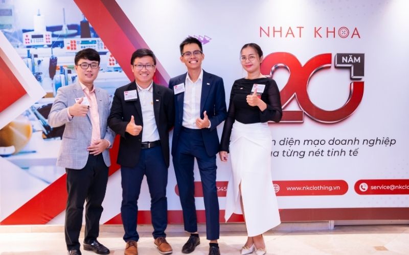 Nhất Khoa giúp bạn chọn áo hoodie trắng