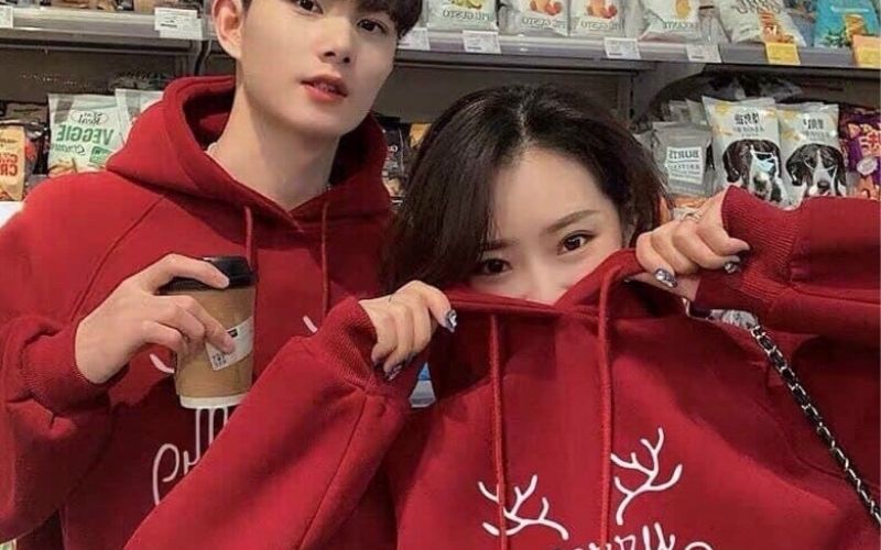 Áo hoodie đỏ sẽ mang lại cảm giác ấm áp