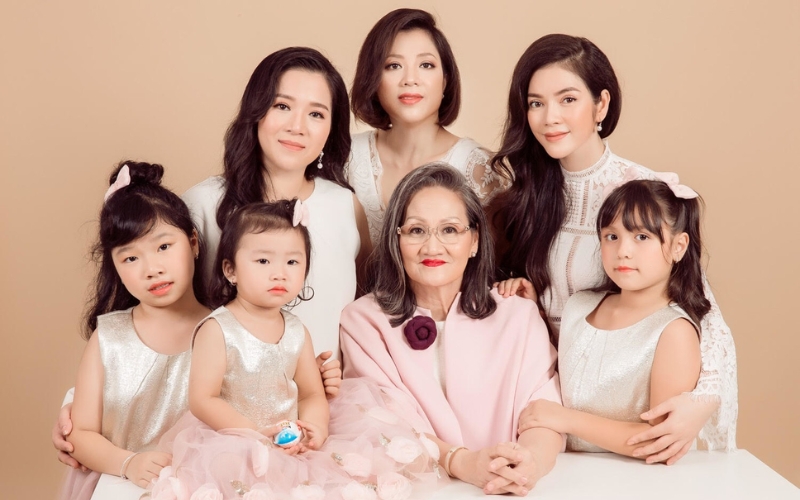 Concept chụp ảnh các thế hệ phụ nữ trong gia đình mừng 20 10