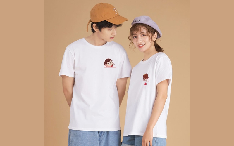 Áo thun in hình chibi hai người là món quà 20 10 đáng yêu dành cho người yêu
