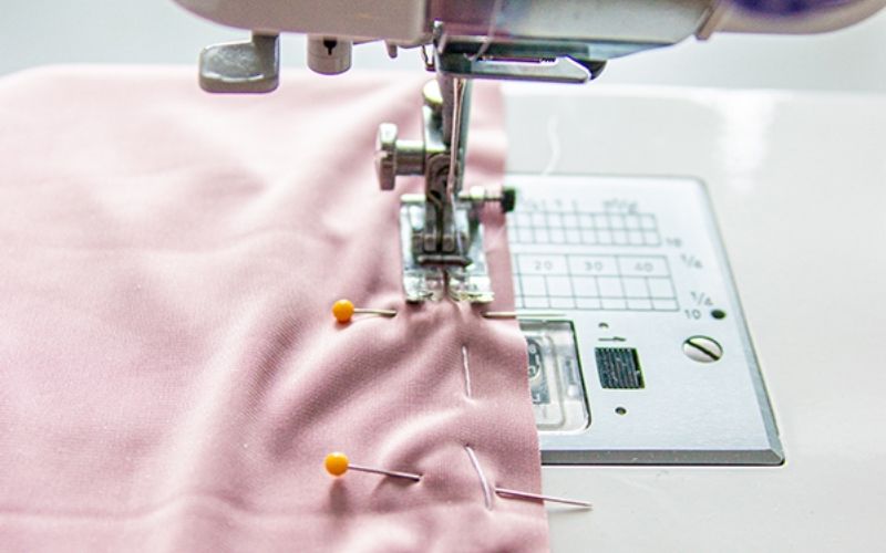 Bạn hãy ghim mũ vào vòng cổ áo, đảm bảo các điểm đánh dấu khớp nhau