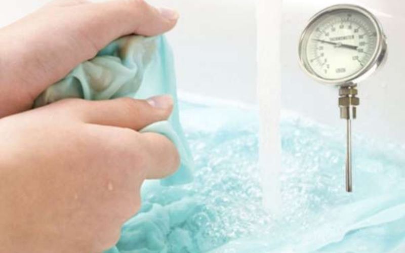 Bạn nên dùng nước lạnh hoặc nước ấm (dưới 40 độ C)