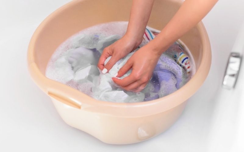 Bạn hãy xả áo qua nhiều lần với nước sạch cho đến khi hết hoàn toàn bọt