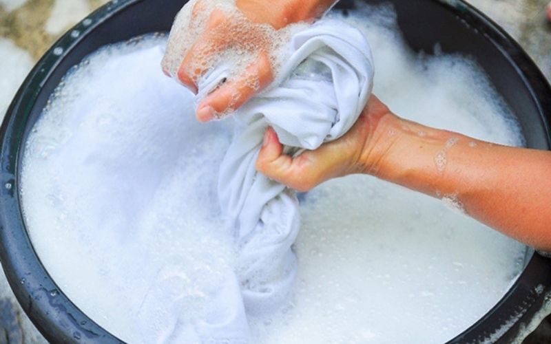 Các hóa chất mạnh này sẽ bào mòn bề mặt sợi vải