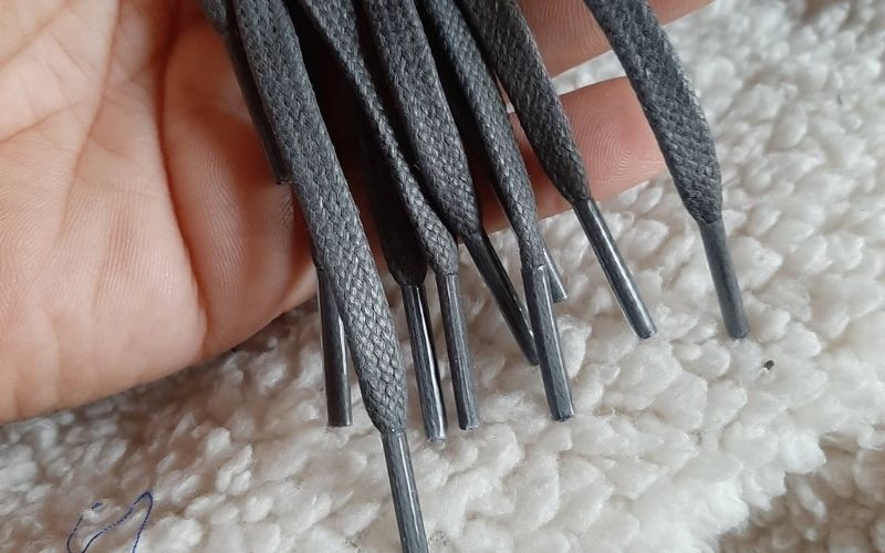 Nếu chất liệu dây quá trơn trượt, bạn có thể quấn thêm một ít băng keo