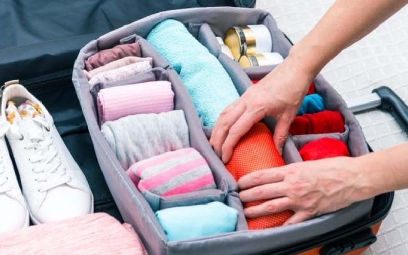 Xếp áo khoác hoodie theo kiểu cuộn tròn giúp bạn tiết kiệm diện tích